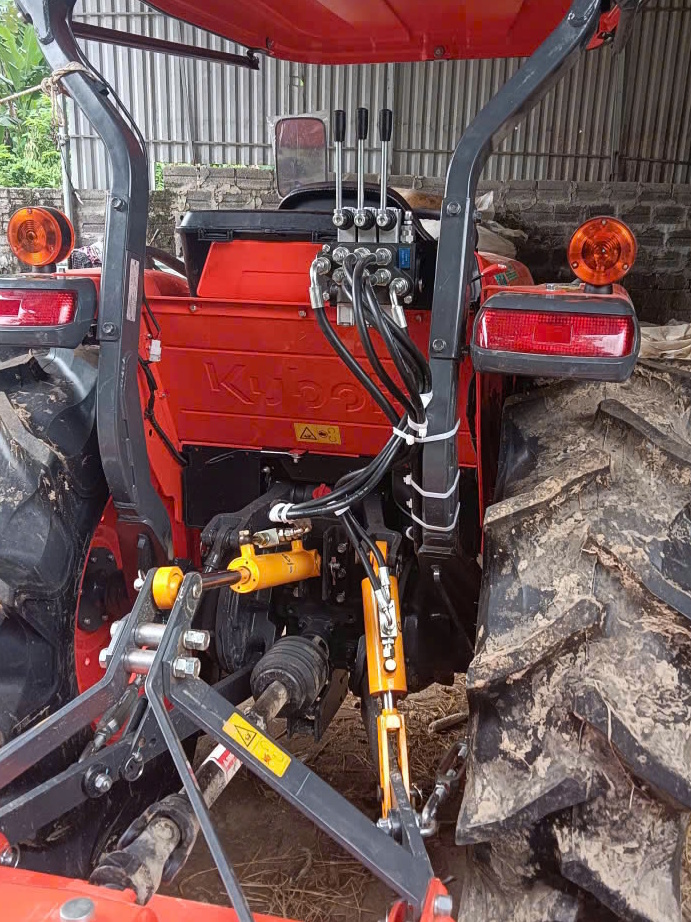 Van ty nghiêng giữa máy kéo